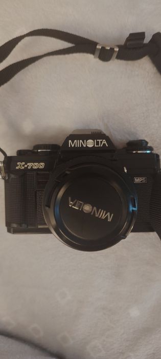 Аналогова камера минолта x700 със светкавица