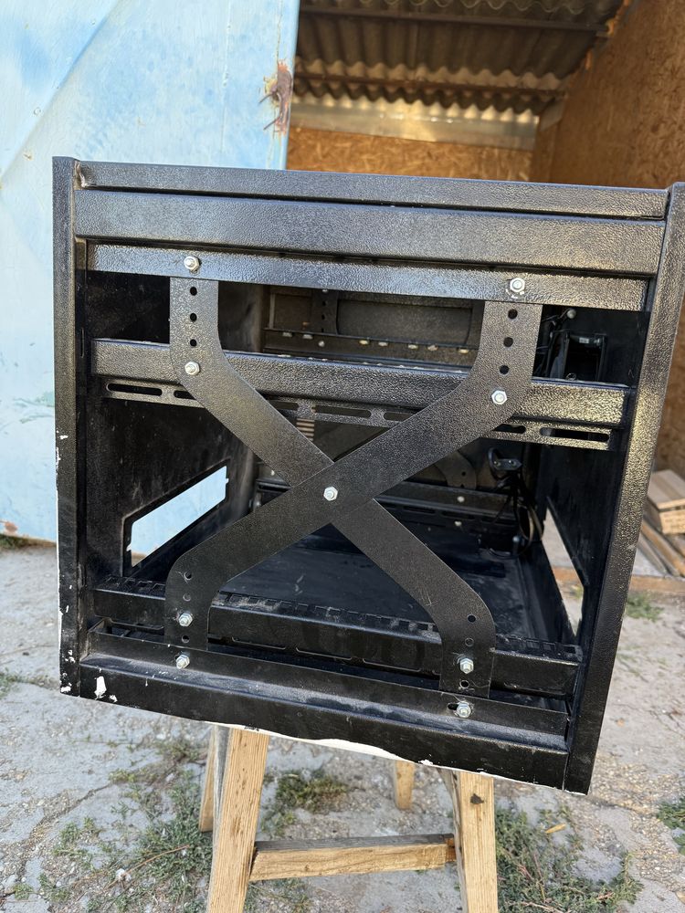 Rack server metalic cu ventilație activă