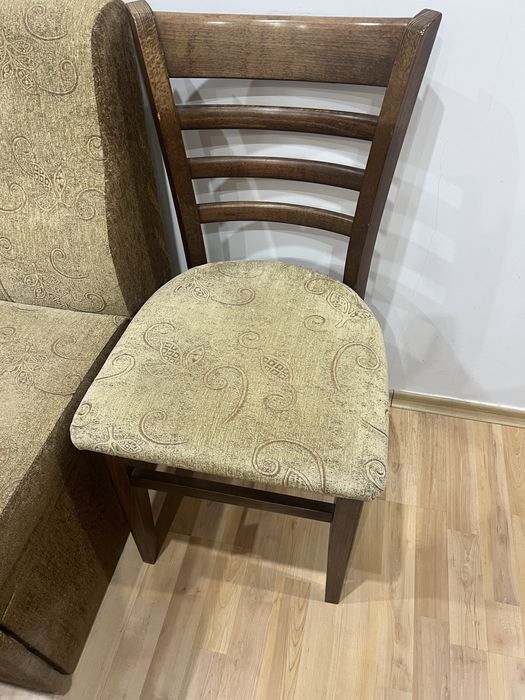 маса столове и диван за кухня