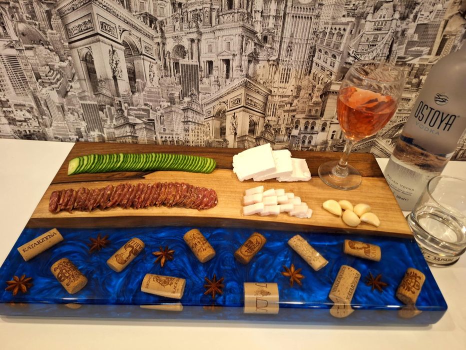 Плато/Дъска от епоксидна смола и орех.