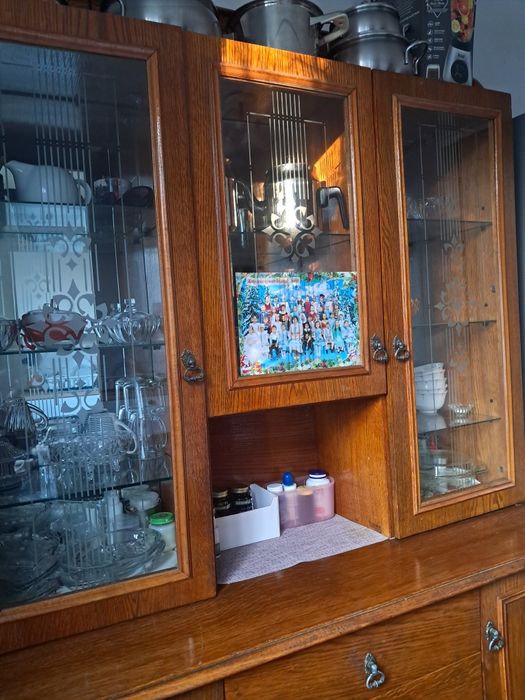 Шкаф сервант из натурального дерева