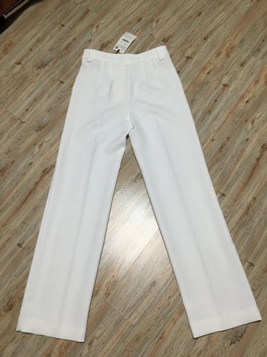 Pantaloni albi cu croi drept Zara