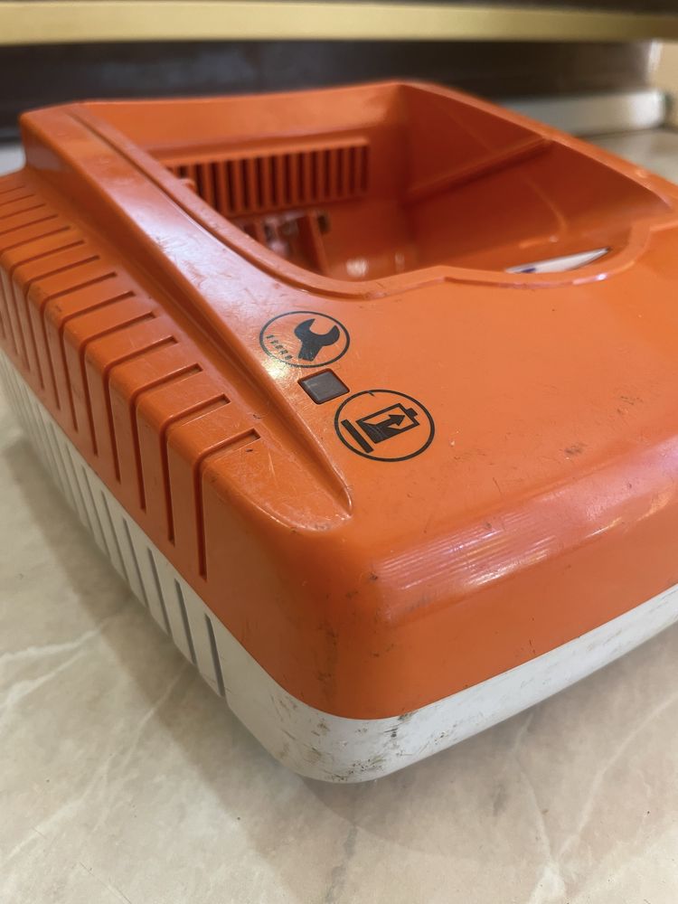 Професионално зарядно устройство STIHL AL 500