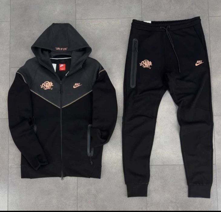 Nike Tech Syna World
