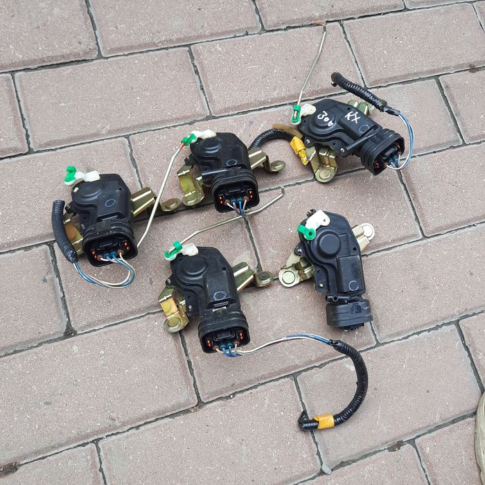 Актуатор толкатель крышки багажника лексус 300 Lexus RX 300