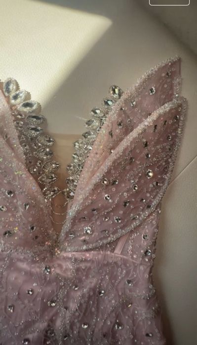 Artă în Formă de Modă . Cu acestee rochii, strălucesti oriundeeeeeeeee