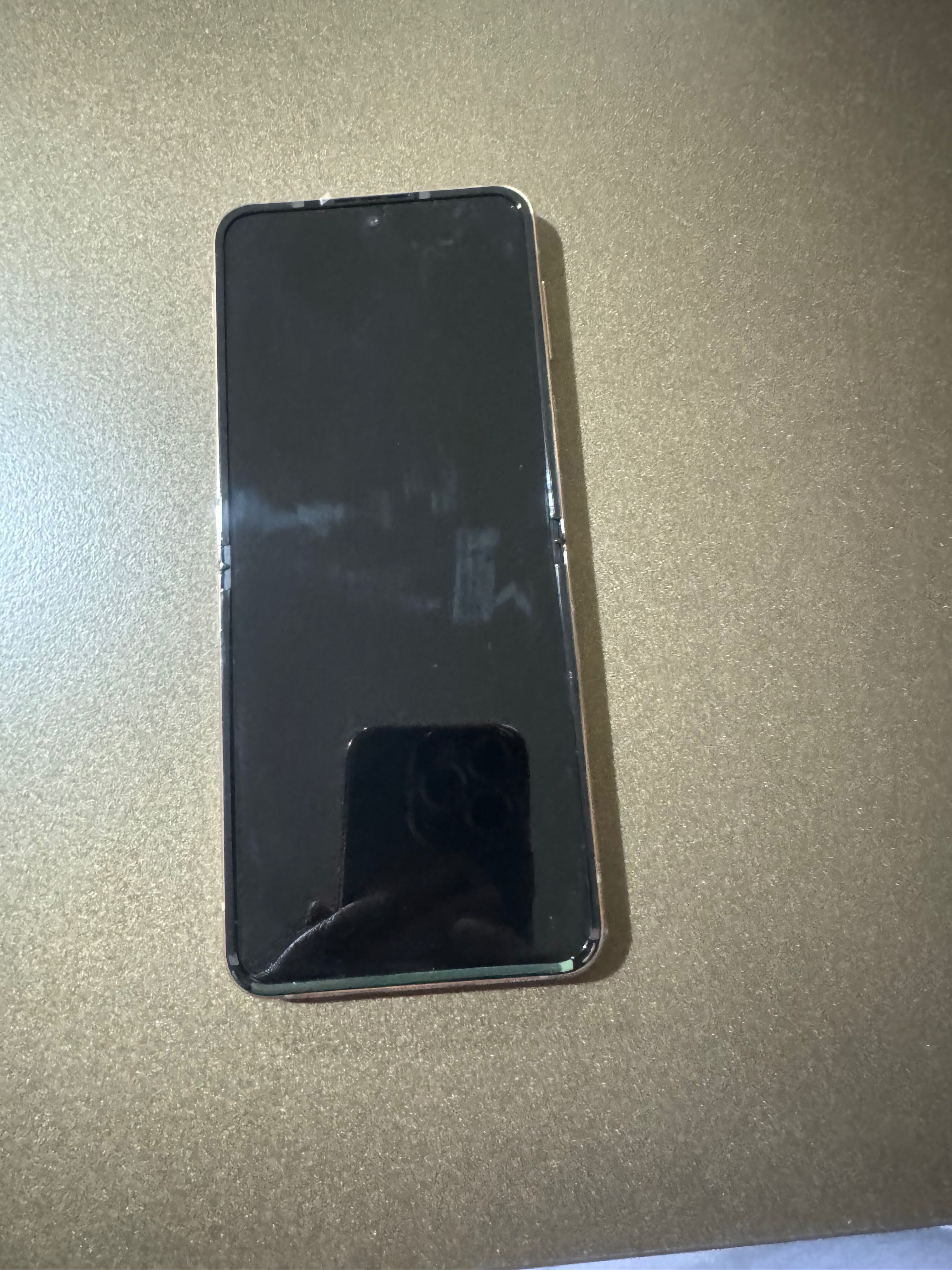 Продавам Samsung Zet flip 4