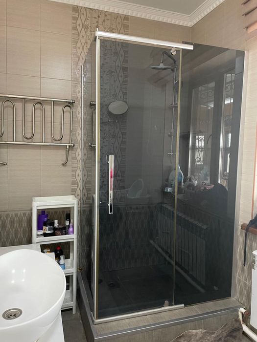 Душ и раковина со шкафом