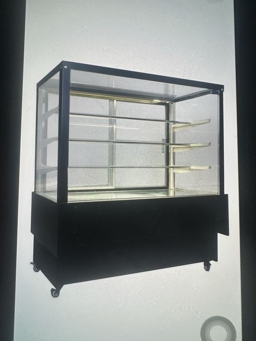 Продам холодильную витрину