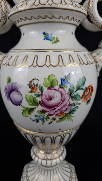 Ваза - Dresden, Carl Thieme Potschappel

Порцеланова ваза