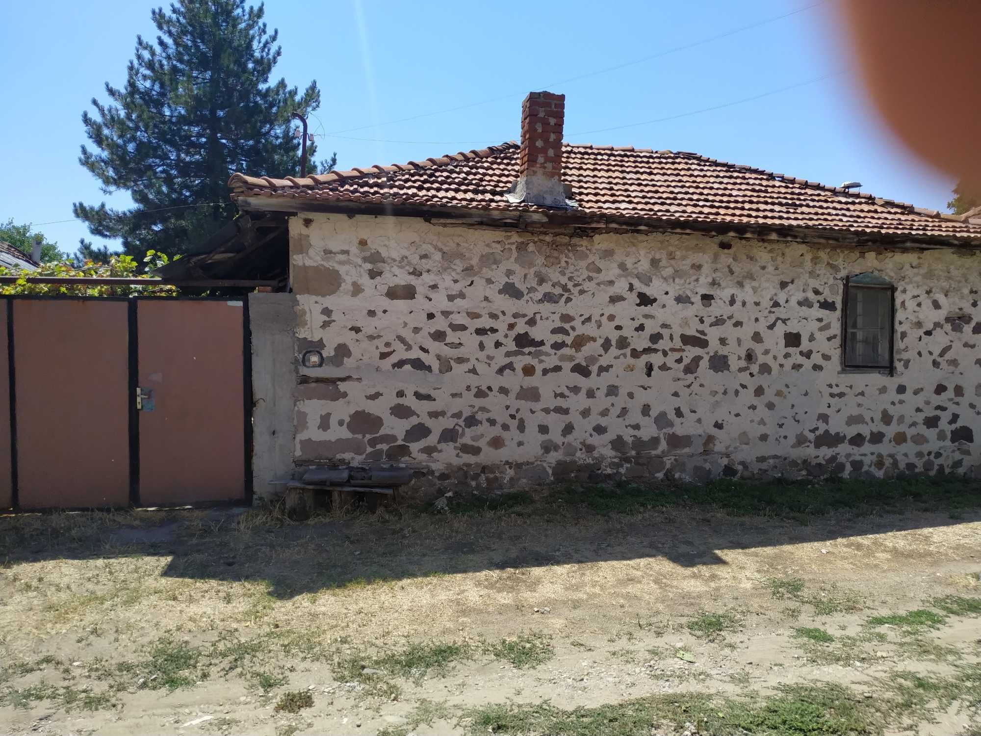Продавам къща с дворно място и кладенец