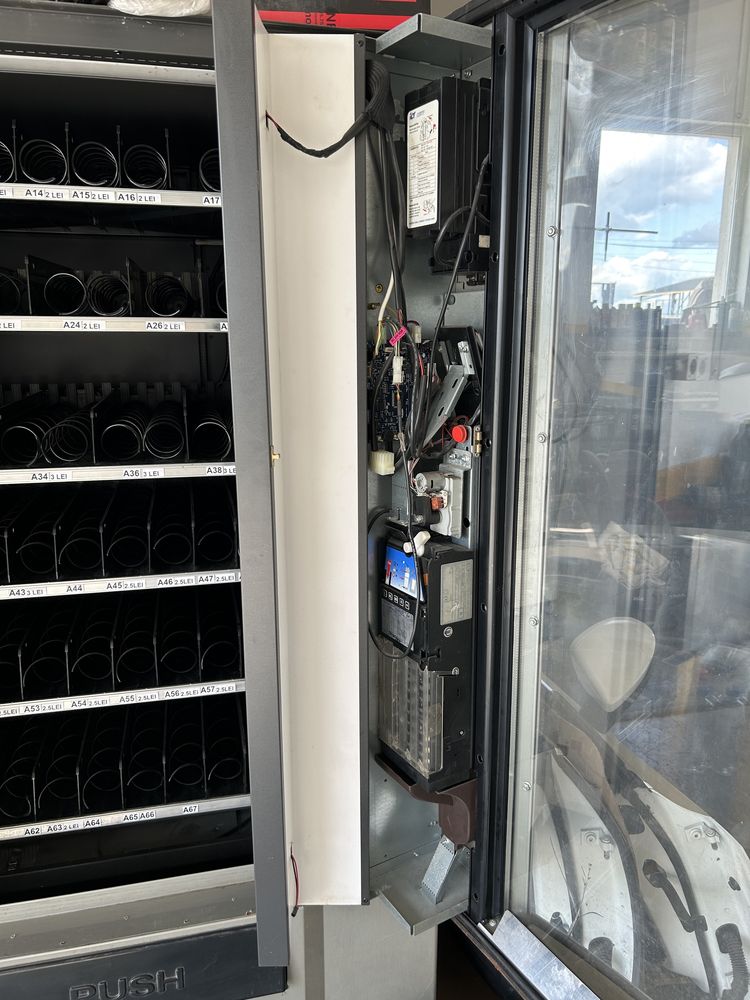 Vitrina / Lada / Automat / Tonomat bauturi si gustari / snack cu lift