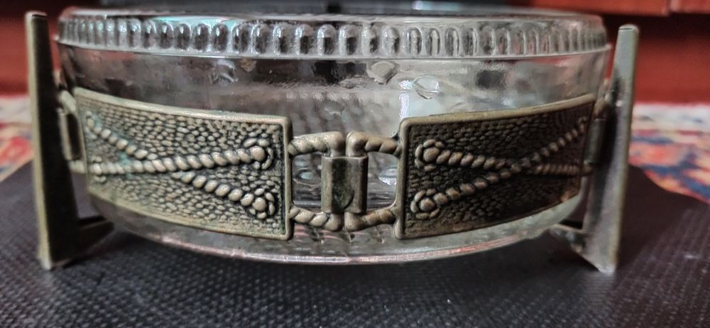 Продаю хрустальную вазочку окантованную латунным ободком 1940 года