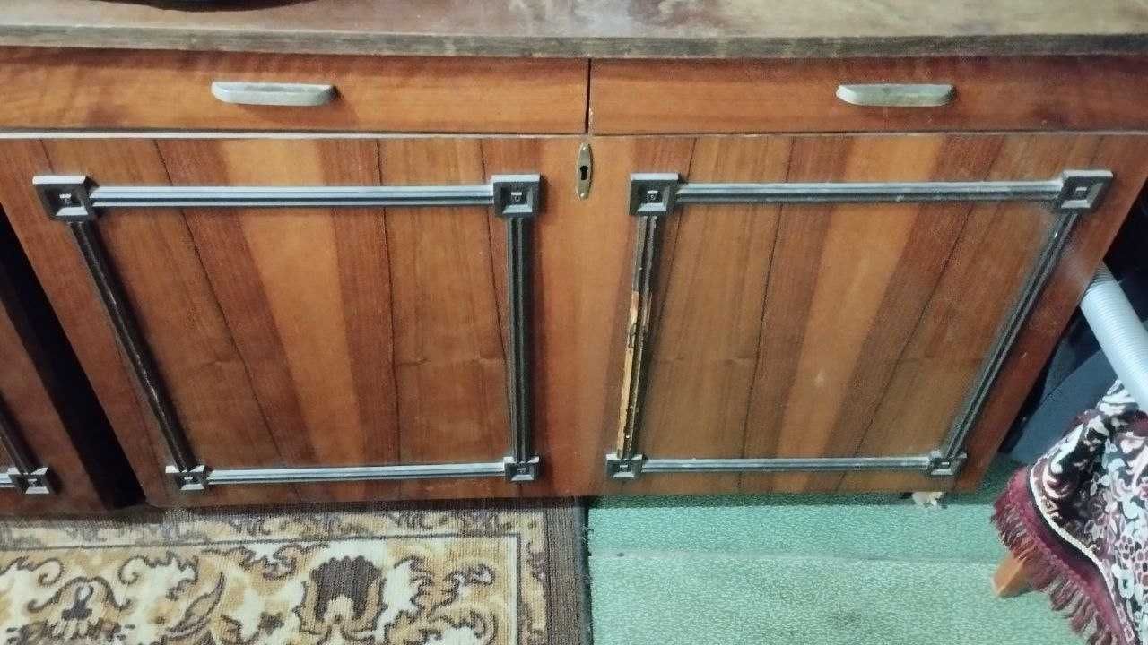 Продаётся советская стенка с двумя комодами