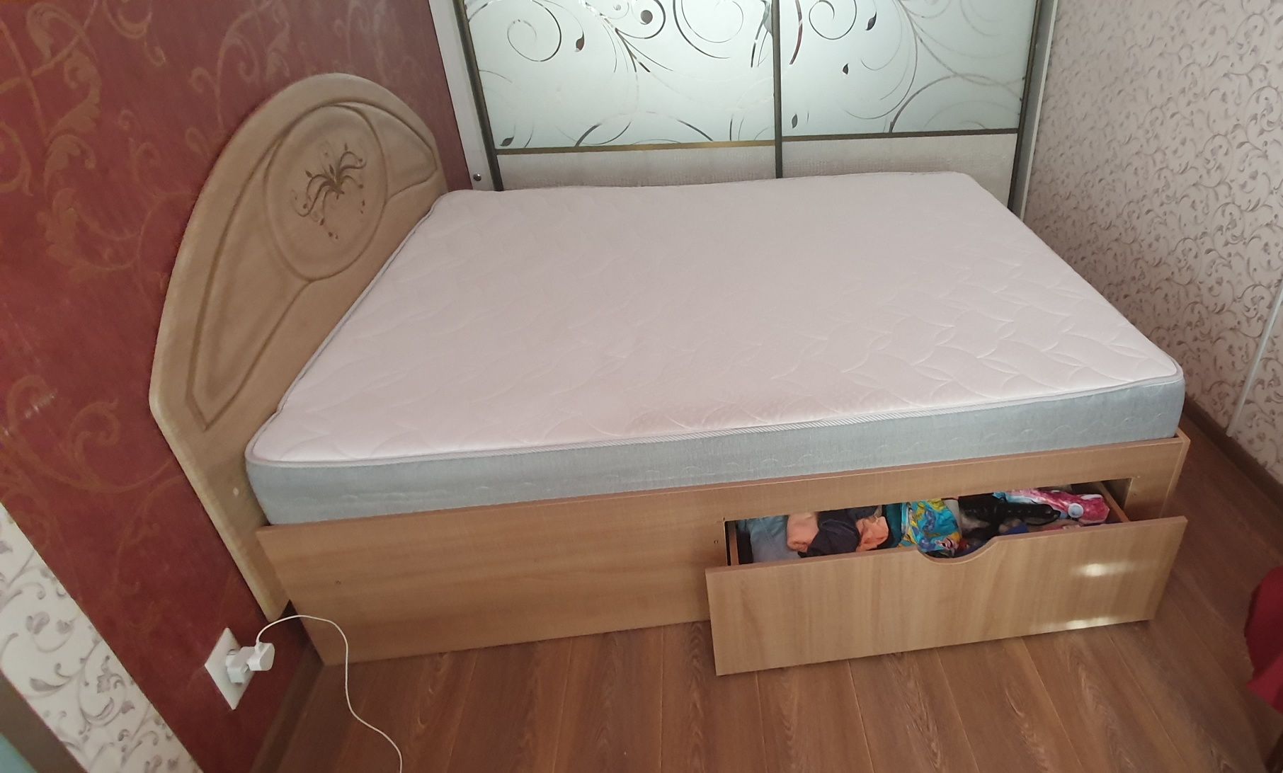 Кровать двуспальная  с   матрасом
