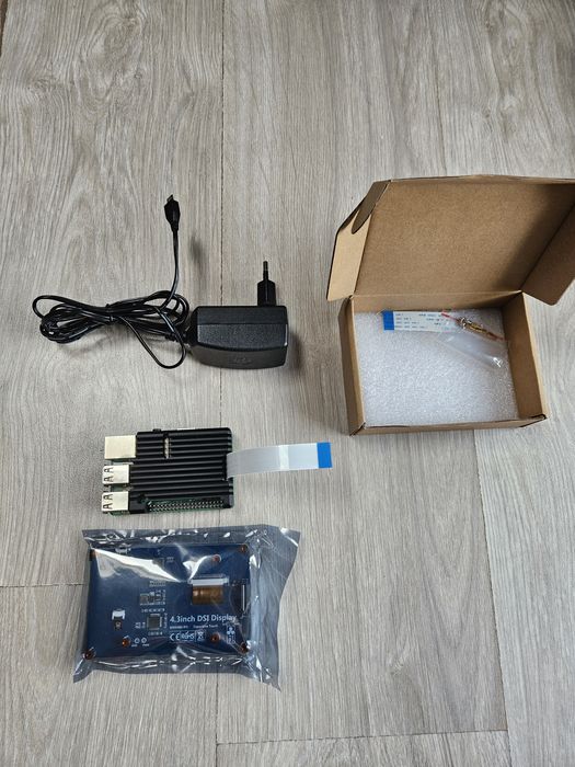 Raspberry pi 3B + adaptor original + display 4.3 inch DSI + radiator