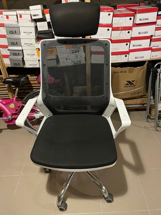 Запазен Бял Офис стол