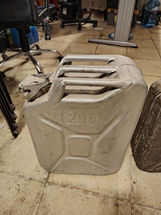 Продавам две метални туби за гориво.