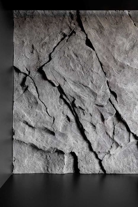 Скалы в интерьере. имитация скал. камень. художник