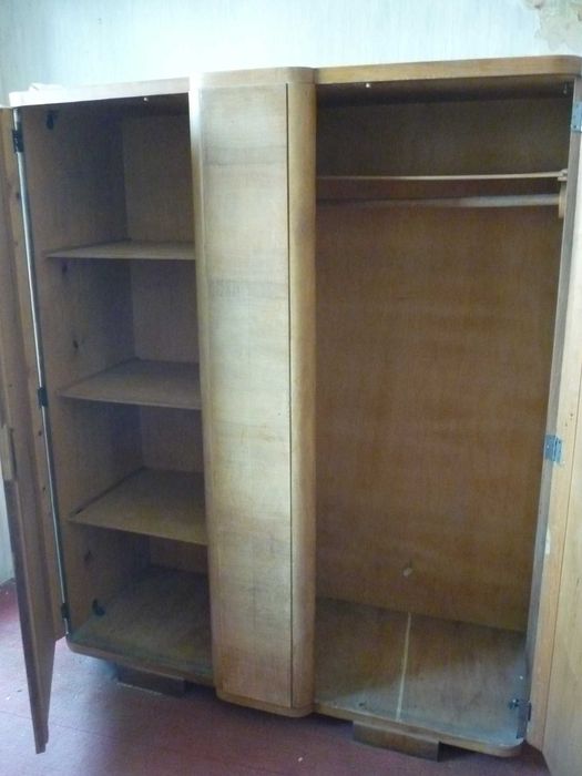 Стар дървен шкаф