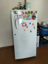Холодильник LG.Белого цвета.рабочий.