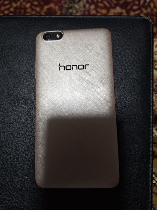 Продаётся смартфон honor в отличном состаяние.