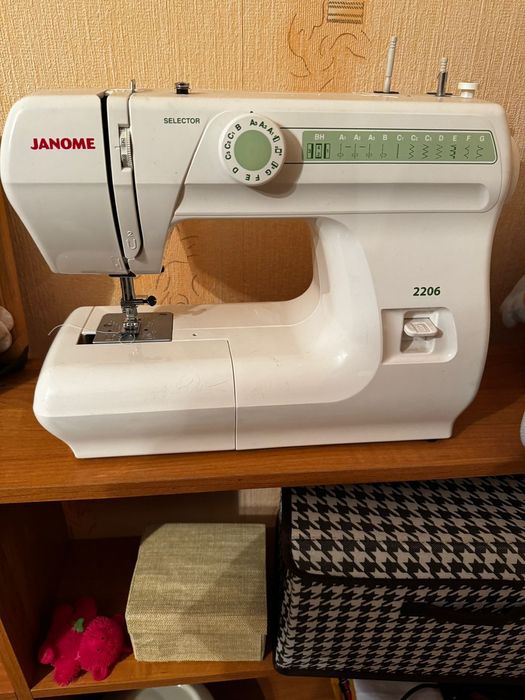 Продам электрическую швейную машинку