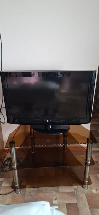 Телевизор LG, и стеклянная подставка под телевизор