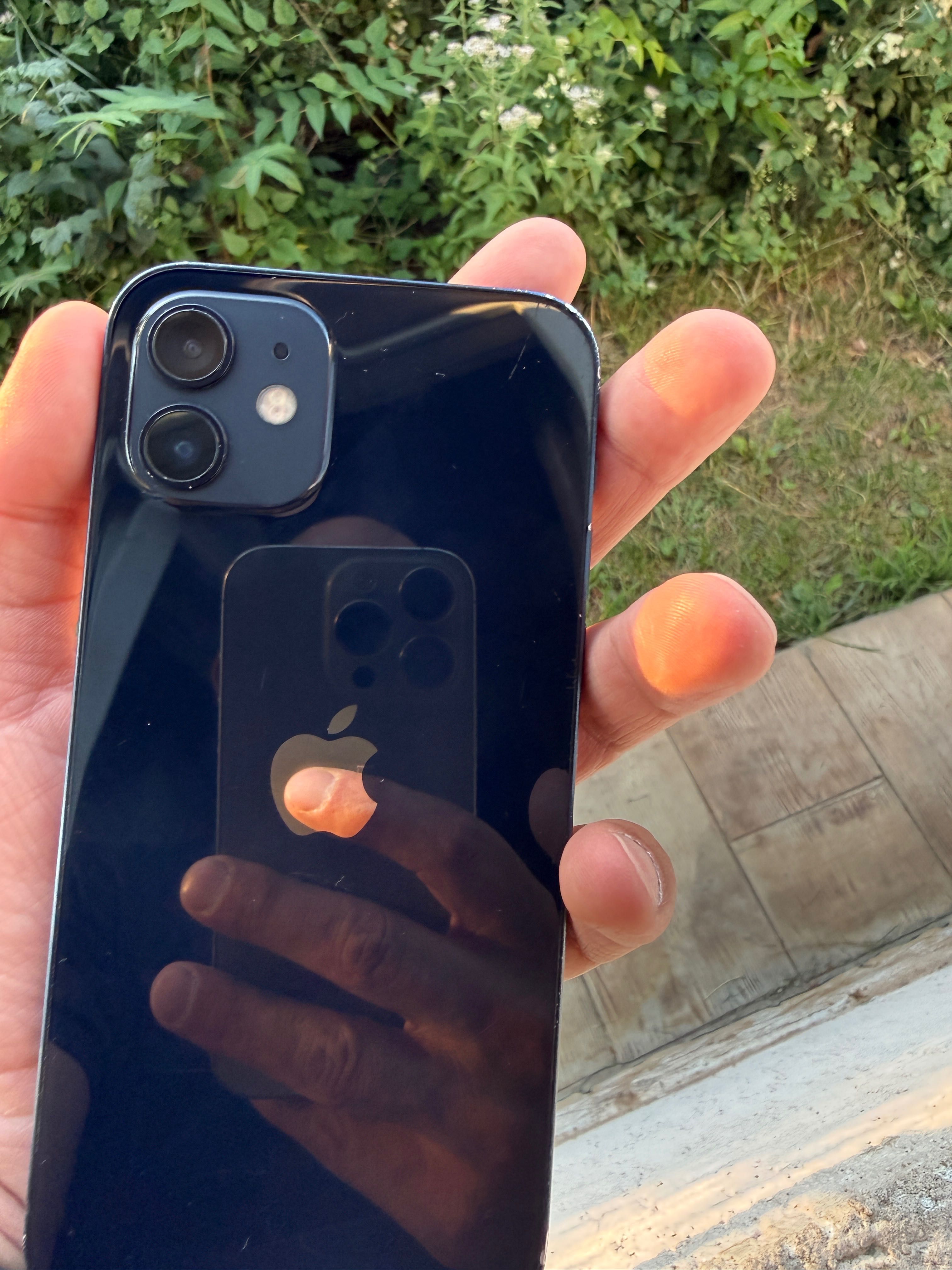 Iphone 12 следи от употреба, работи идеално 86% батерия