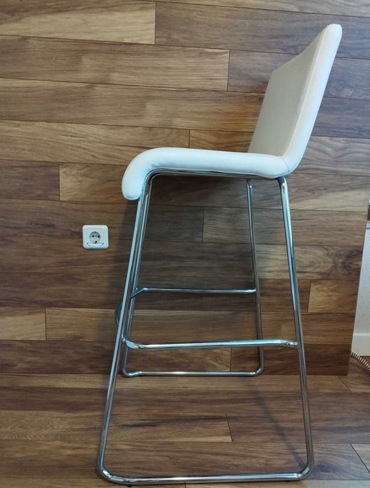 Един бар стол в отлично състояние