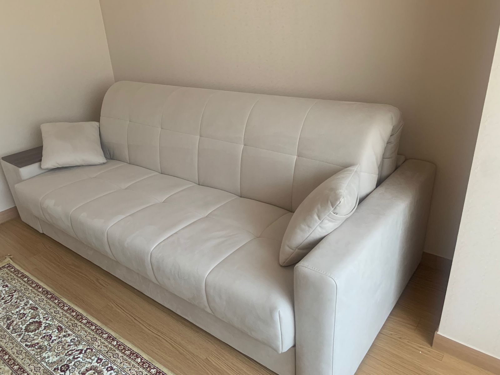 Бежевый удобный диван
