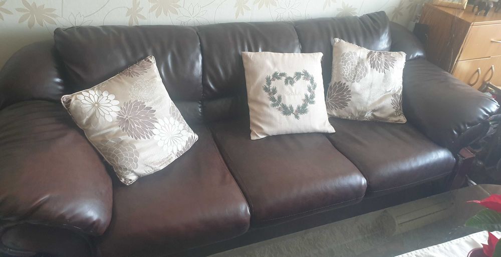 Кожена холна гарнитура състояща се от троен диван, двоен и фотьойл