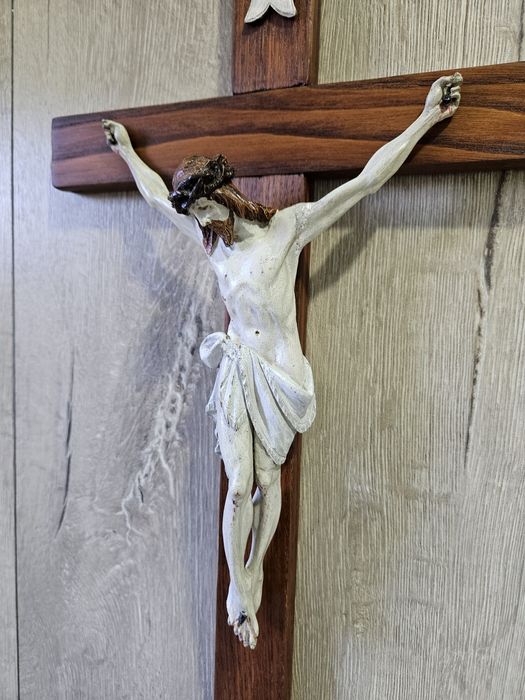 Crucifix din lemn natural ( inclusiv Iisus)
