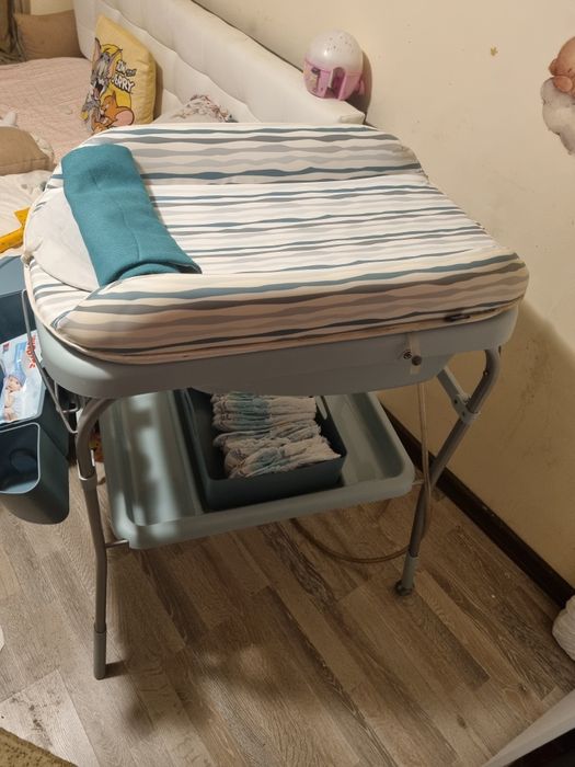 Masă de înfășat și cădiță de baie 2-în-1 Chicco Cuddle & Bubble.