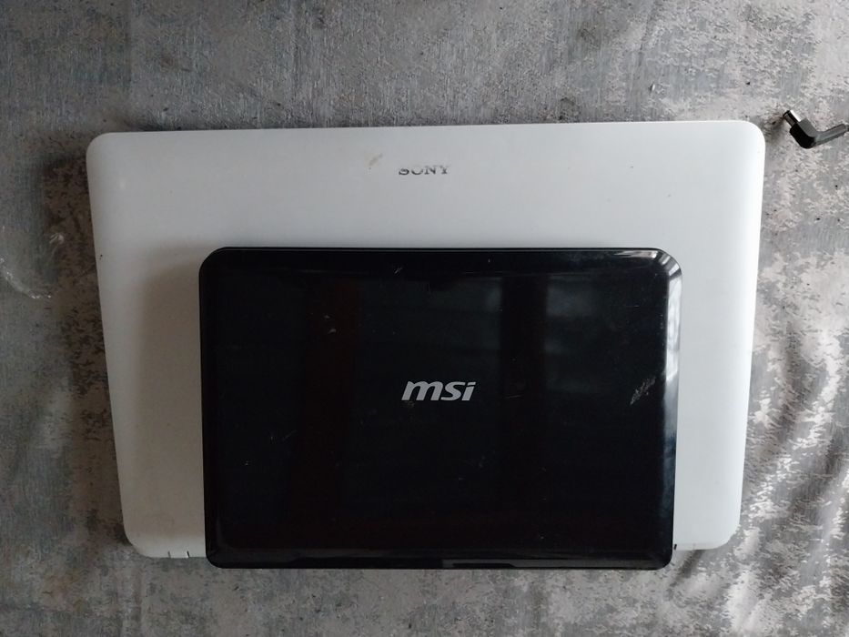 Vând 2 laptopuri unu mic și unu mare