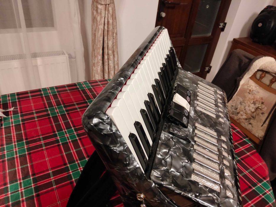Vând acordeon italian marca Serenelli cu 72 de bași.
