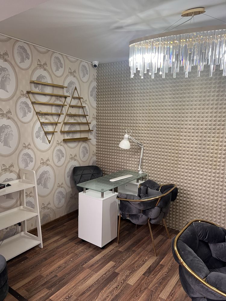 Inchiriez post coafor, manichiura, cosmetica