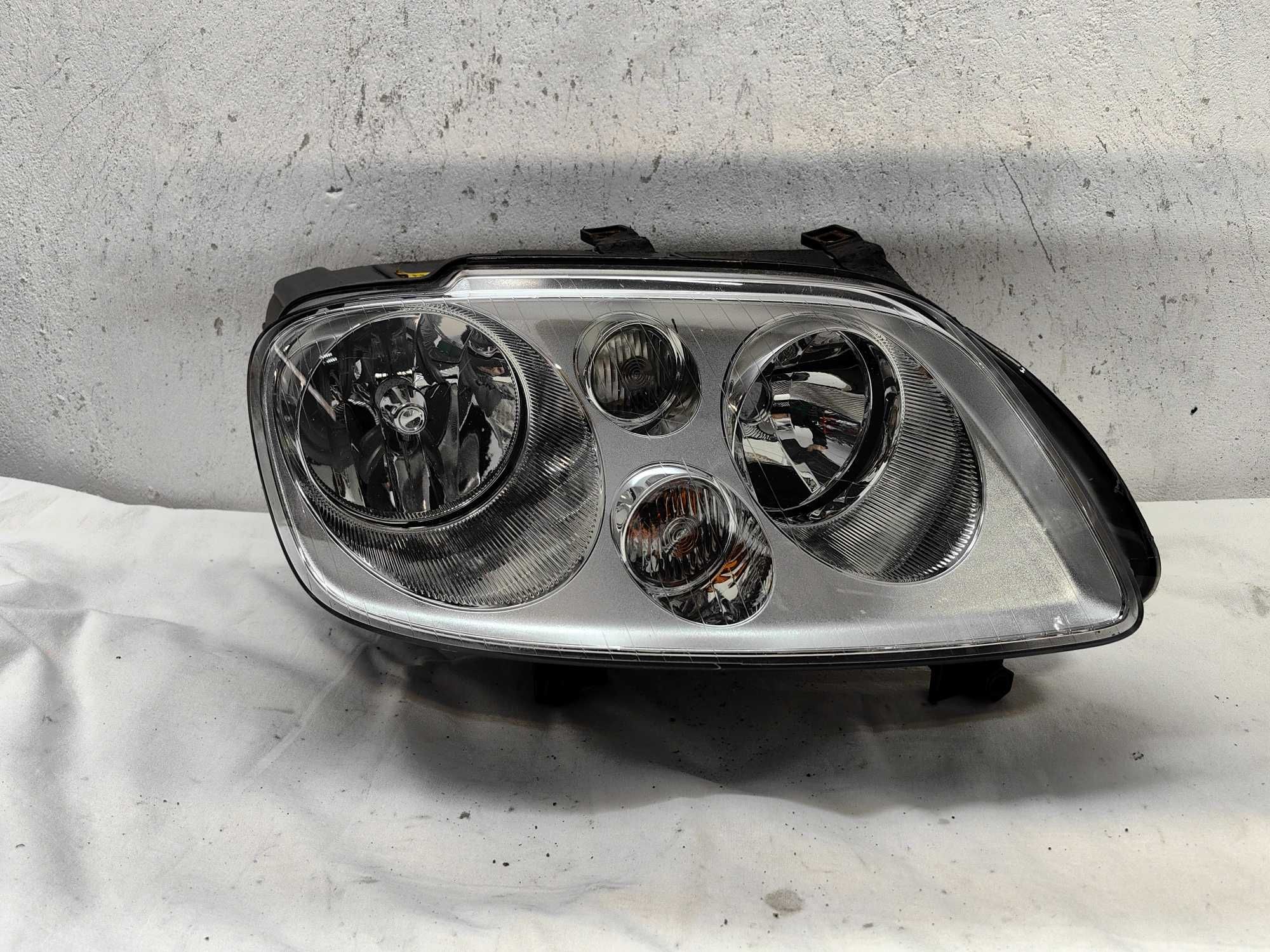 Оригинален  фар  Vw Caddy Touran