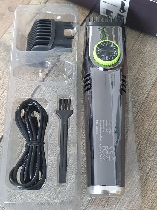 Aparat tuns parul / barba cu aspiratie