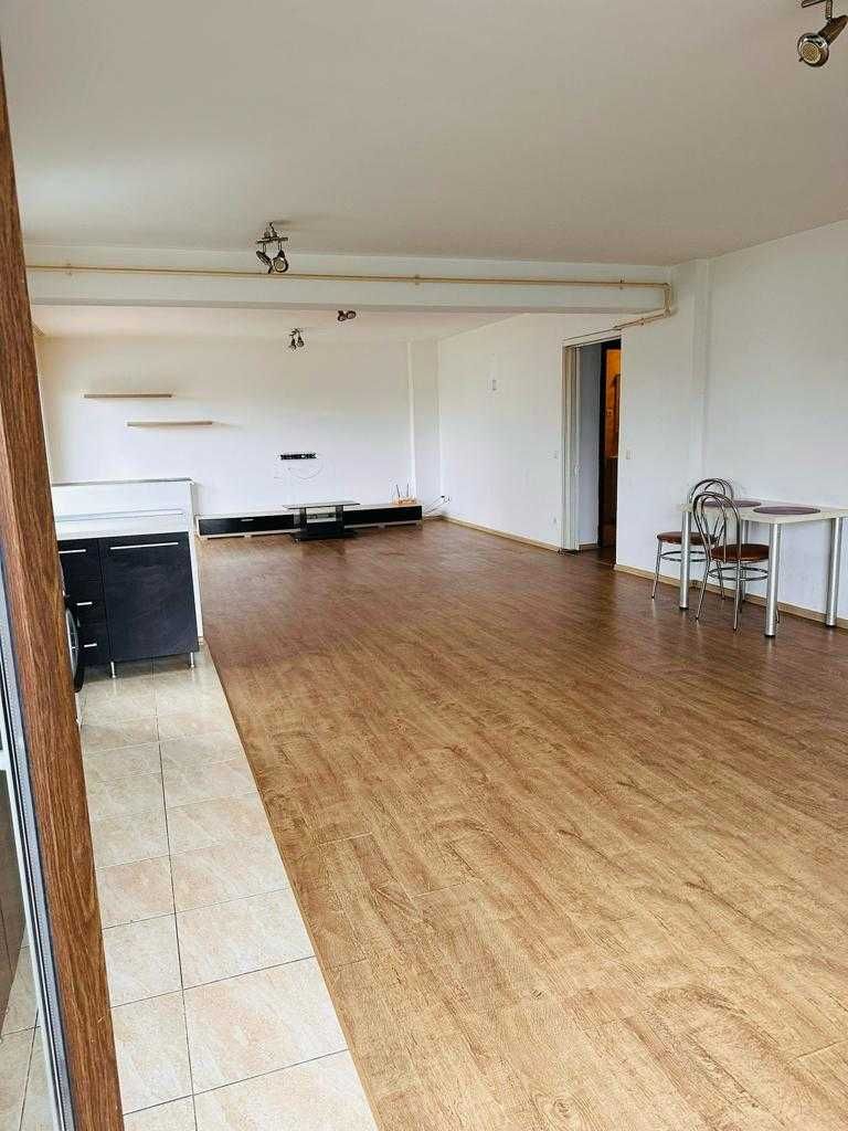 Proprietar vând apartament,zona Piata 1 mai,suprafata totala 136,58 mp