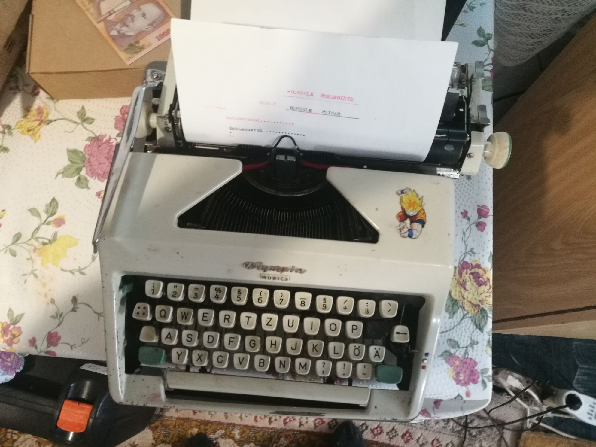 Vind masina de scris ,,Olimpia " in stare perfecta .