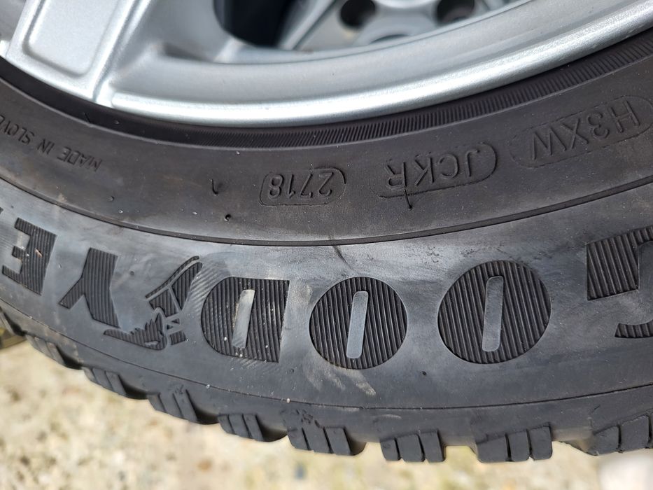 4 бр зимни 205/60/16 Goodyear