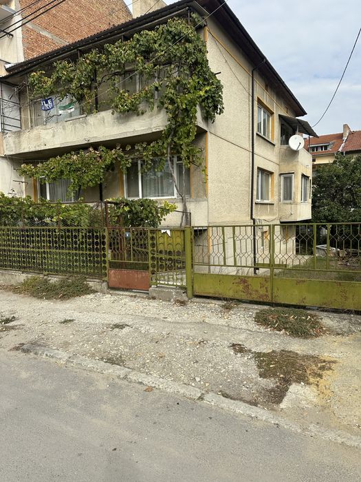 Самостоятелен етаж от двуетажна къща ,Център Добрич