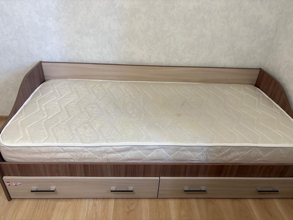 Кровать 1,5 с матрасом