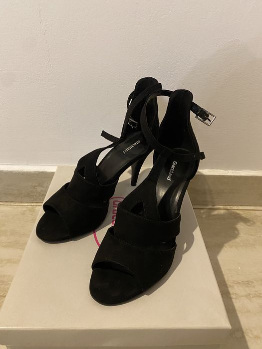 Sandale negre cu toc