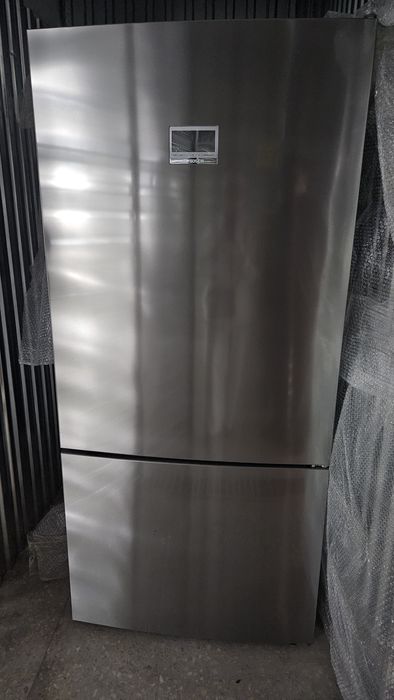 Срочно продаётся большой холодильник в отличном состоянии фирма BOSCH