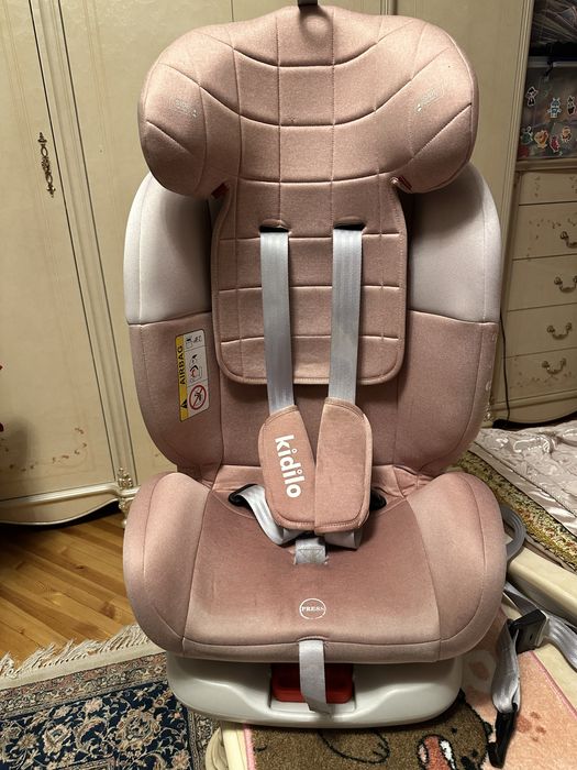 Детское автокресло розовое