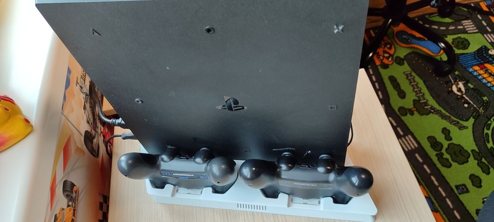Ps4 pro с два контролера и 6 игри