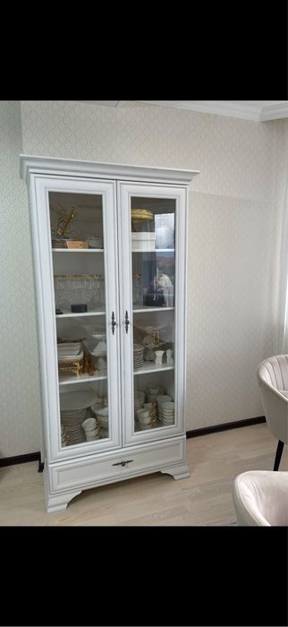 Продам шкаф-витрину, очень вместительная, отличного качества.
