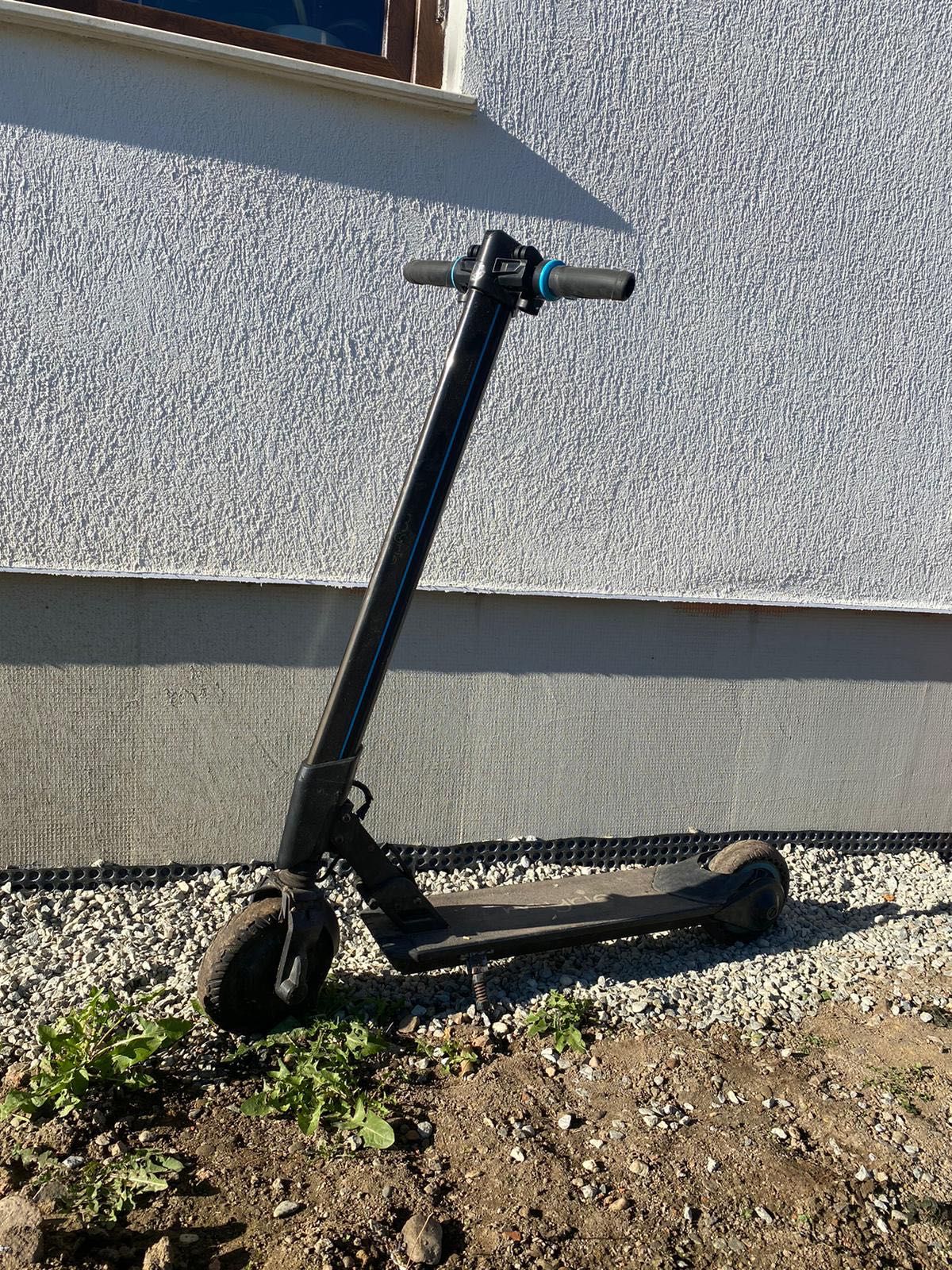 Mobilier din lemn masiv  , sobă de teracotă , canapele ,trotinetă